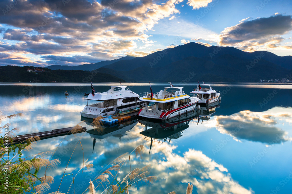 Naklejka premium asia, beautiful, blue, cloud, coast, culture, dusk, evening, famous, forest, formosa, lake, landscape, light, morning, mountain, nantou, natural, nature, outdoor, scene, scenery, scenic, sky, summer,