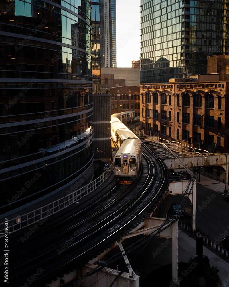 Obraz premium Chicago Train at sunset