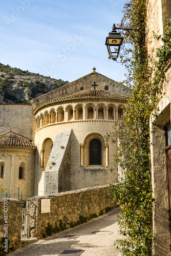 Vue sur l’Abbaye de Gellone à Saint-Guilhem-le-Désert, chef-d’œuvre de l’architecture romane, sur le chemin de Saint-Jacques-de-Compostelle (Occitanie, France) photo