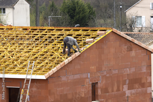 Construction d'une charpente en bois d'une maison	 photo