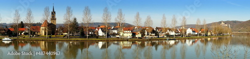 herrliches Panorama des Neckars bei Haßmersheim mit Spiegelung der Häuser und Bäume im Wasser