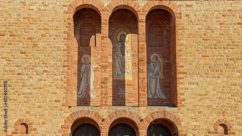 Eingangsportal der kath. Kirche St. Cäcilia in Mosbach mit Bögen und Pfeilern und Gemälden geschmückt photo