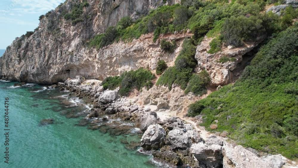 Drohne Luftaufnahme Monte Circeo - Türkis Smaragdgrün Kristallklares Wasser mit Brechende Wellen am Ufer Nahaufnahme . Sonniger Sommertag am Meer. Spektakuläres Panorama. Italien Drohne Luftaufnahme Monte Circeo - Türkis Smaragdgrün Kristallklares Wasser mit Brechende Wellen am Ufer Nahaufnahme . Sonniger Sommertag am Meer. Spektakuläres Panorama. Italien