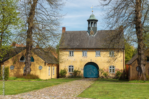 Torhaus des Guts Jersbek von 1678 in Schleswig-Holstein, Deutschland, mit Linden. photo