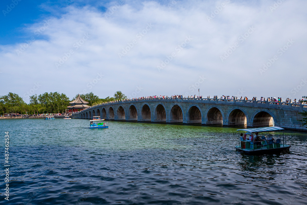 Fototapeta premium The Seventeen Arch Bridge over Kunming Lake, Beijing, China