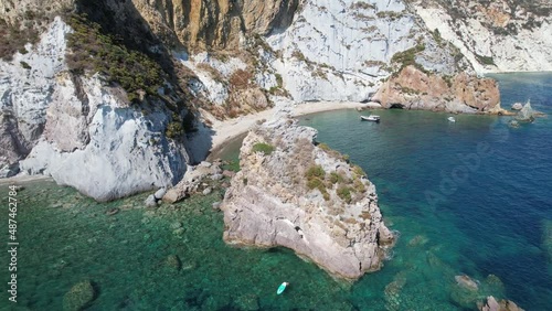 Drohne Luftaufnahme von oben. Spektakuläres Ansicht. Kristallklares Türkis Smaragdgrüne Wasser, Insel Küste Panorama, Segelboote. Sonniger Sommertag am Meer, blauer Himmel. Ponza Palmarola Italien