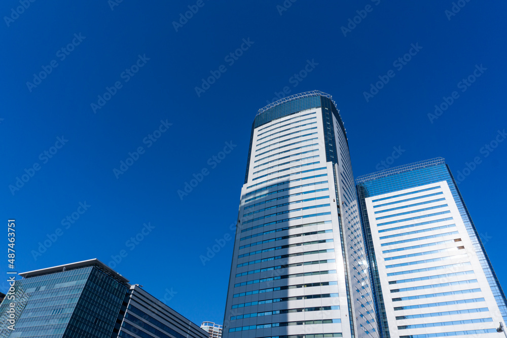 Skyscrapers and refreshing blue sky scenery_10