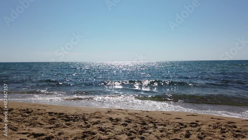 Wallpaper Mural Sonniger Sommertag am Meer. Entspannende ruhige Wellen, klarer blauer Himmel und goldener Sand. Glitzernde hypnotisierende Wellen. Windsurfen und Meditieren in Italien, Sabaudia, Tyrrhenisches Meer. Torontodigital.ca