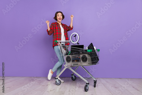 Foto Full size photo of nice millennial brunette lady with resale trolley wear shirt