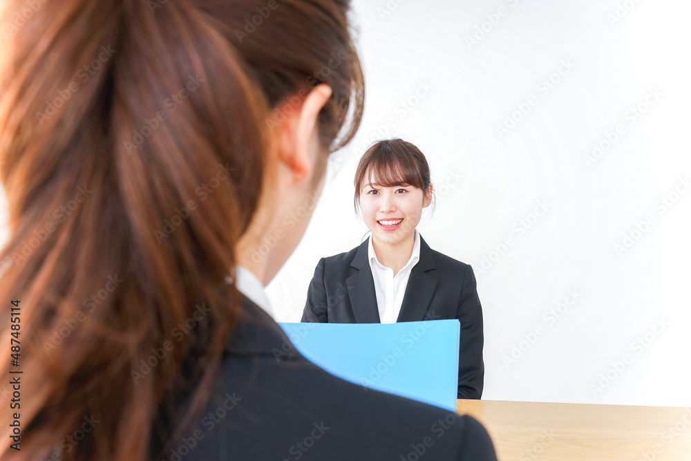 面接を受けるスーツ姿の女性 面接を受けるスーツ姿の女性