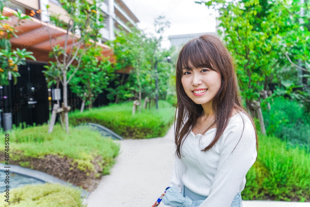 外でデートする女性 外でデートする女性