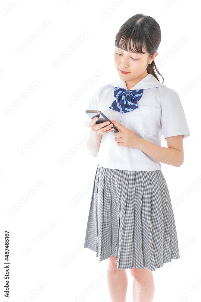 スマートフォンを使う若い女子学生