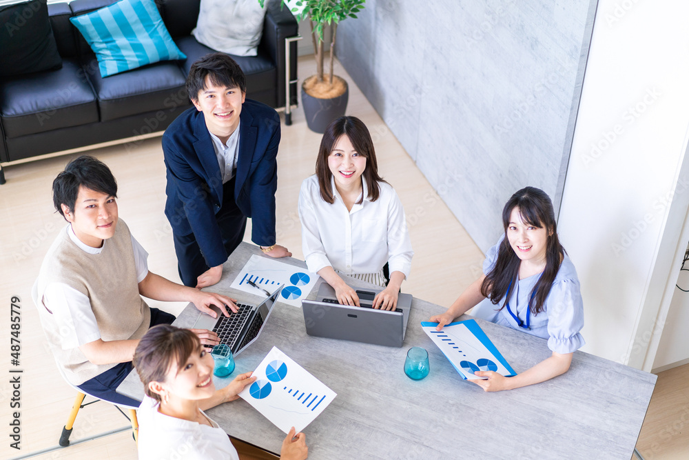 ベンチャー企業で働く若いオフィスワーカー ベンチャー企業で働く若いオフィスワーカー