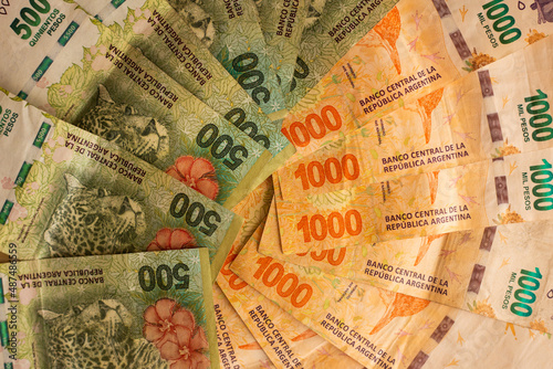 Banknotes of 500 and 1000 Argentine pesos