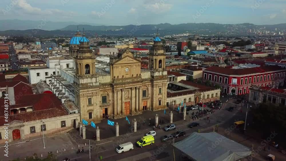 Vista aérea de dron de la Catedral Metropolitana, la iglesia principal de la Ciudad de Guatemala y de la Arquidiócesis de Guatemala. Su estructura masiva incorpora elementos barrocos y clásicos.