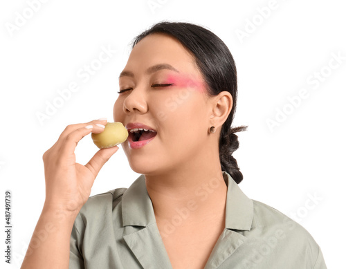 Beautiful Asian woman eatin...