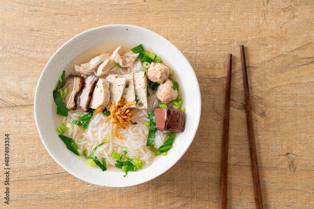 Vietnamese Rice Noodles Soup with Vietnamese Sausage served vegetables and crispy onion Vietnamese Rice Noodles Soup with Vietnamese Sausage served vegetables and crispy onion