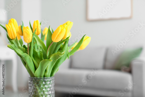 Vase with tulips in living ...