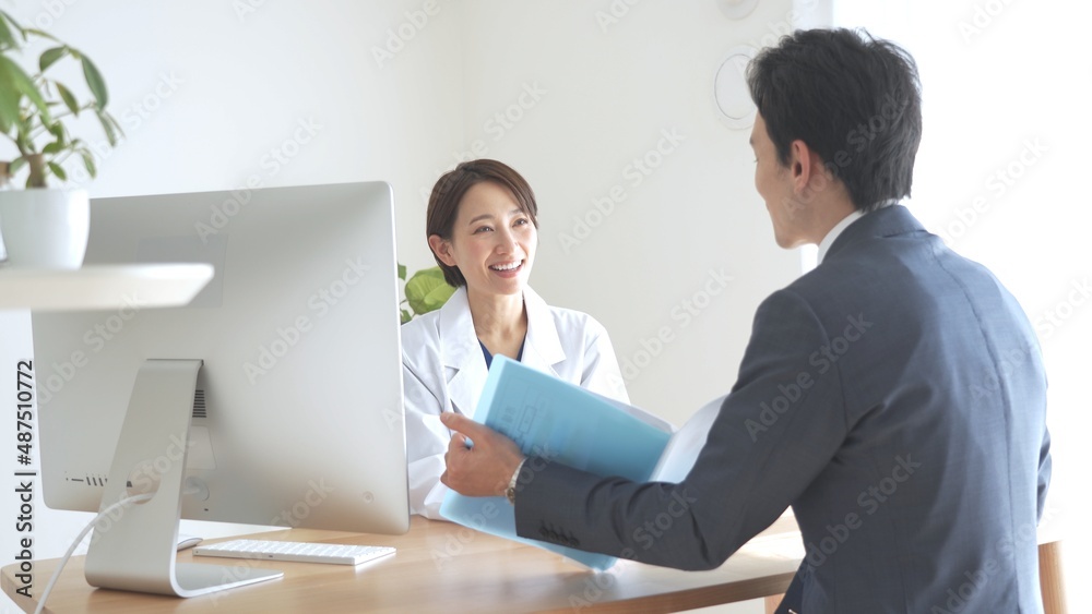 打ちあわせをする日本人 打ちあわせをする日本人
