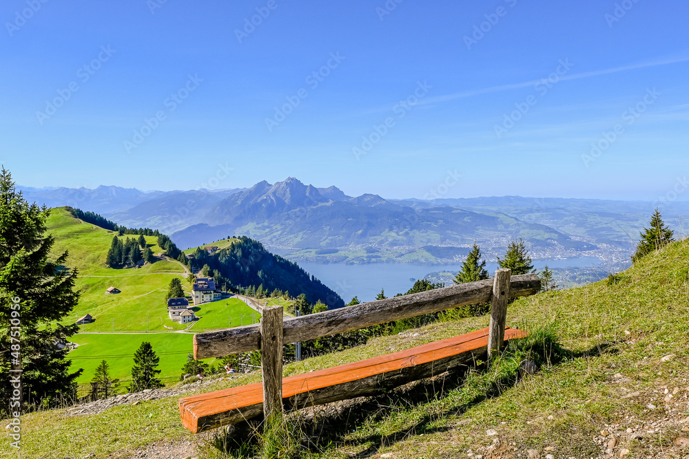 Naklejka premium Rigi, Rigi Kulm, Pilatus, Rigi Staffel, Rigi Staffelhöhe, Vierwaldstättersee, Bergbahn, Wanderweg, Holzbank, Aussichtspunkt, Sommer, Zentralschweiz, Schweiz