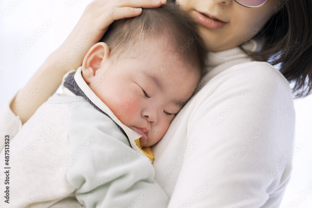ミルクを飲んで満腹で眠る赤ちゃん ミルクを飲んで満腹で眠る赤ちゃん