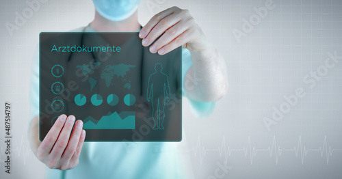 Elektronische Arztdokumente (eArztbrief). Arzt hält virtuellen Brief mit Text und einem Interface. Medizin in der Zukunft