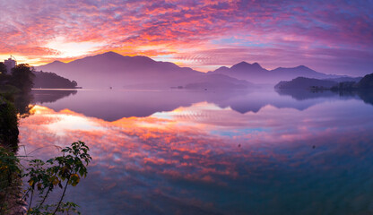 Keuken achterwand Purper Zonsopkomst boven Sun Moon Lake Taiwan  © lin