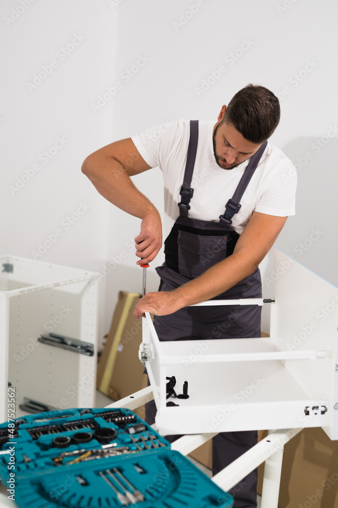 Obraz premium handyman assembly kitchen cabinet indoor