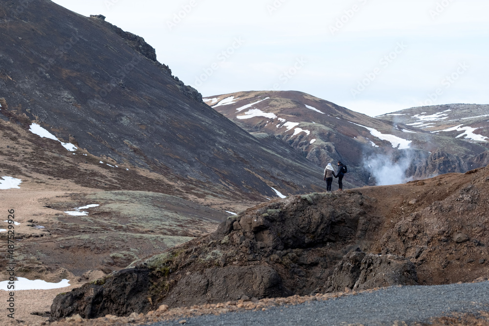 Touristen im Tal Reykjadalur. In dem belieten Ausflugs- und Wandergebiet befinden sich zahlreiche heisse Quellen. 