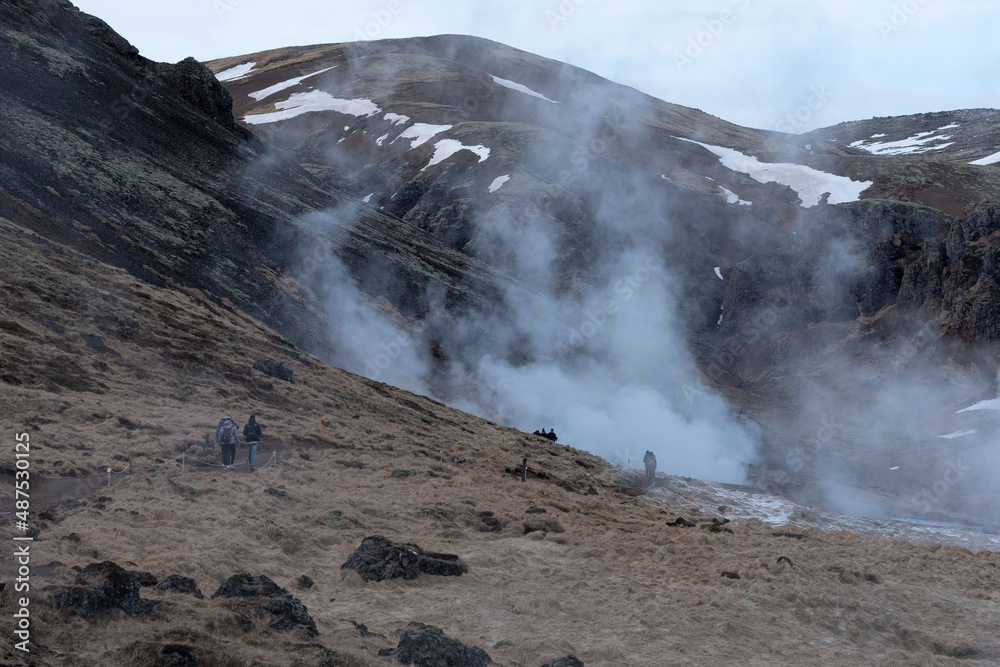 Touristen im Tal Reykjadalur. In dem belieten Ausflugs- und Wandergebiet befinden sich zahlreiche heisse Quellen. Touristen im Tal Reykjadalur. In dem belieten Ausflugs- und Wandergebiet befinden sich zahlreiche heisse Quellen.