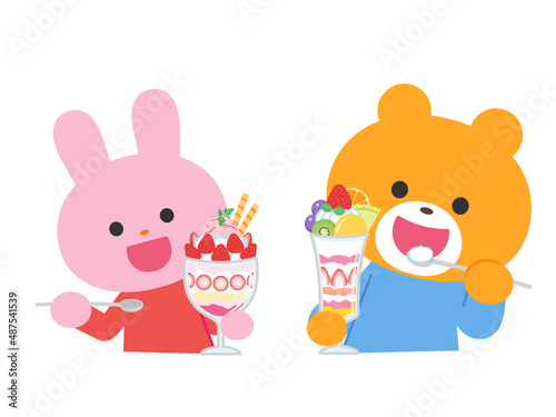 フルーツパフェを食べるウサギとクマ