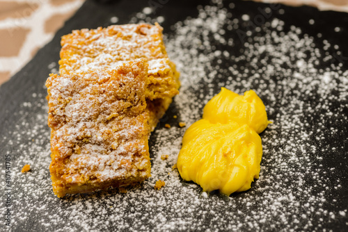 Torta cotta sbriciolata con crema di zabaione