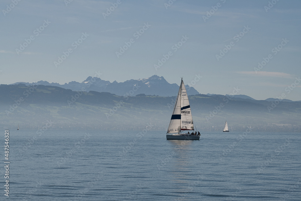 Fototapeta premium Segelboot auf dem Bodensee vor dem Säntis