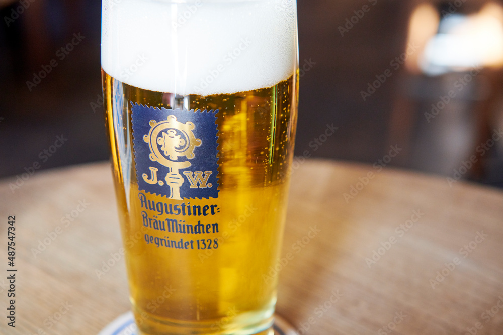 Augustiner Helles Weißbier Bier wird eingeschenkt im Biergarten Oktoberfest in München Bayern