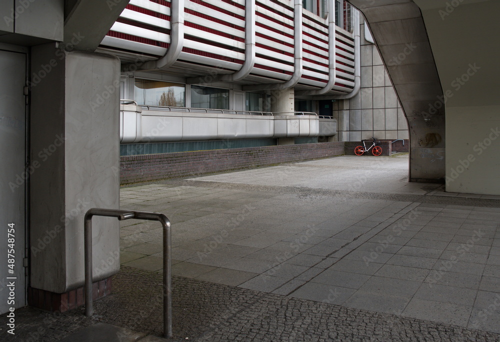 Ταπετσαρία Rotes Fahrrad am geschlossenen Internationalen Congress Centrum Berlin (ICC)