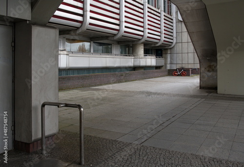 Photography Rotes Fahrrad am geschlossenen Internationalen Congress Centrum Berlin (ICC)