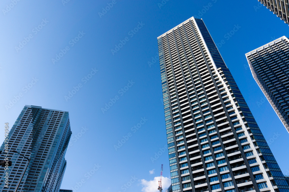 The appearance of a high-rise condominium in Tokyo and the refreshing blue sky scenery_17