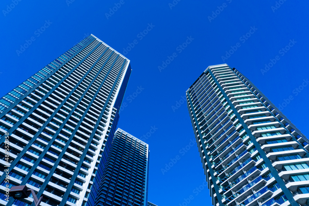 The appearance of a high-rise condominium in Tokyo and the refreshing blue sky scenery_21