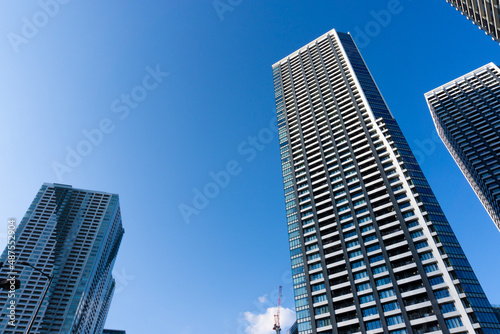 The appearance of a high-rise condominium in Tokyo and the refreshing blue sky scenery_17