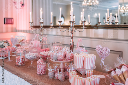 Candybar auf einer Hochzeit in rosa mit Kerzenleuchter photo