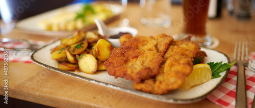 Tableau sur toile Saftiger Wiener Schnitzel vom Kalb mit wellen Panade und Bratkartoffeln auf schö