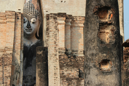 Canvas Print ruined buddhist temple (wat si chum) in sukhothai (thailand)