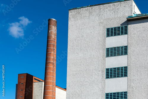 Industriegebäude mit Schornstein vor blauem Himmel photo