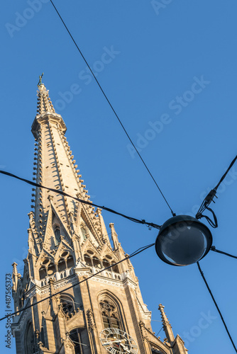 Straßenlampe und Turm des Mariendoms in Linz