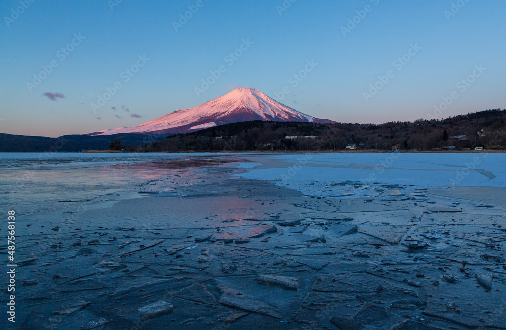 氷結した山中湖湖畔から夜明けの紅富士