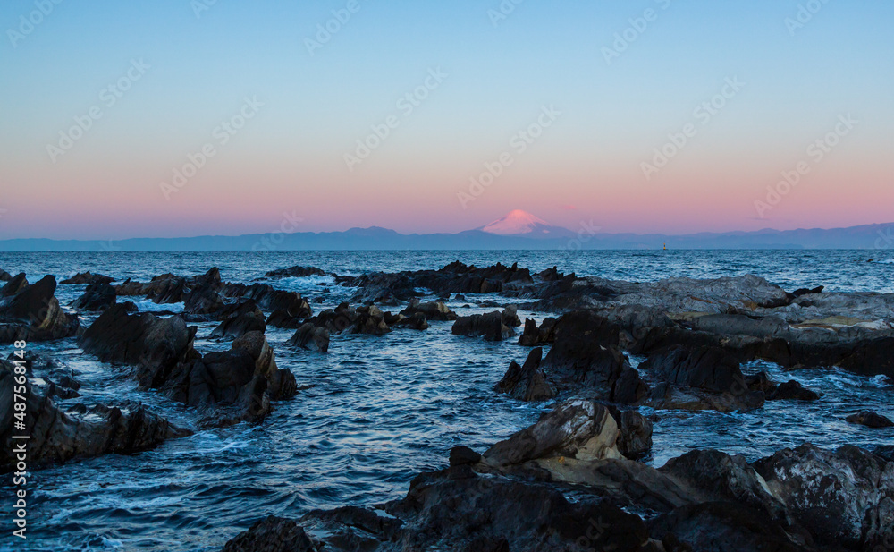 横須賀市荒崎海岸から夜明けの紅富士