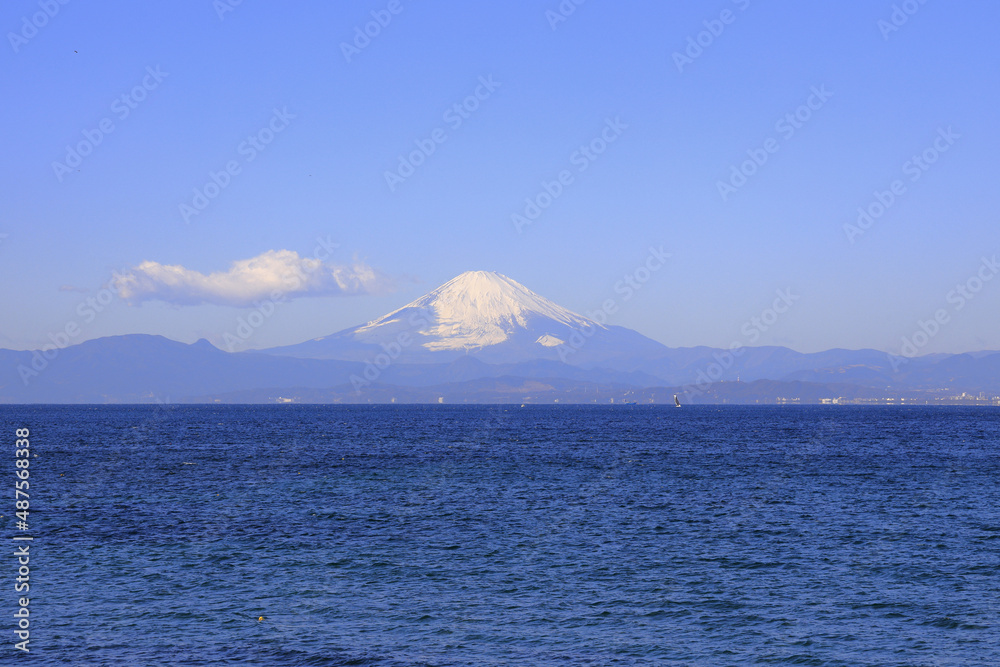 森戸海岸から見た富士山と湘南の海