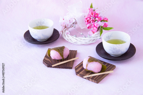 ほんのりピンクの和菓子　道明寺桜餅と緑茶と桜のリース