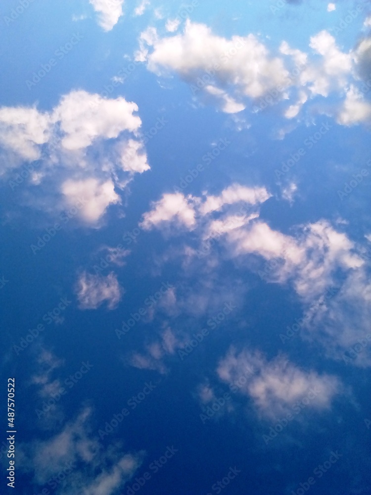 Nubes blancas llamadas cirrocùmulos, compuestas de cristales de hielo, forman un hermoso diseño natural que contrasta con el fondo de cielo azul para fondos de diseñador