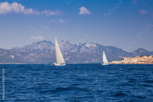 Barche a vela al largo della Maddalena